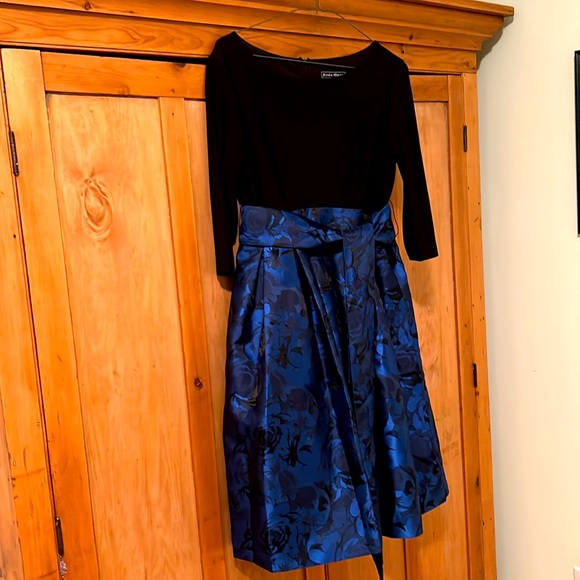 Black with blue floral dress, Jessica Howard, size 10 Petite - Picture 5 of 5